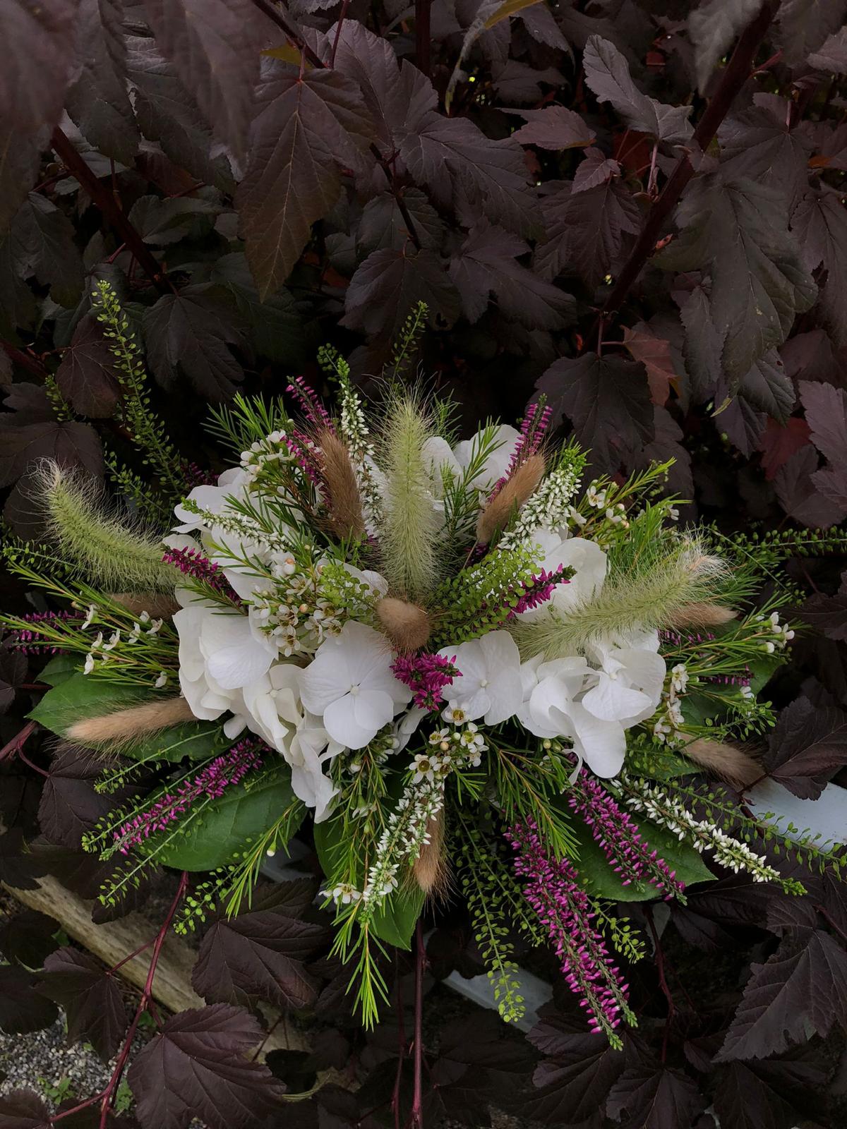 Hochzeitsstrauß mit weißen Blüten und Gräsern, Blumen Rosenhammer