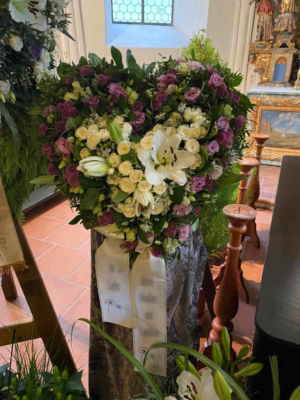 Herzkranz mit weißen und rosa Blüten in der Kirche, Blumen Rosenhammer